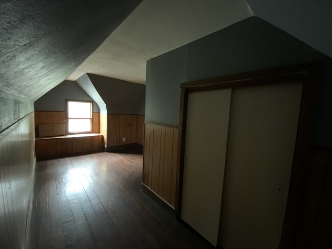 Building Photo - 217 E Roselawn St