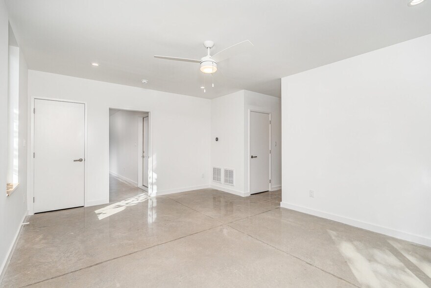 Building Photo - 515 W Lenoir St