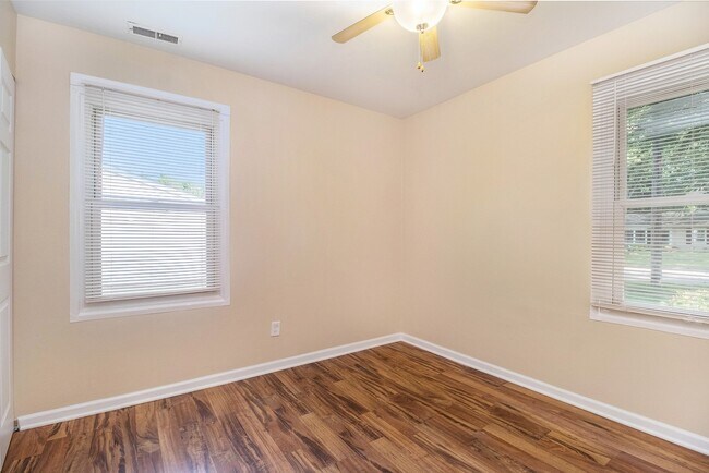 Building Photo - Contemporary, remodeled 920sqft., 3-bedroom, 1-bath single-family ranch with yard