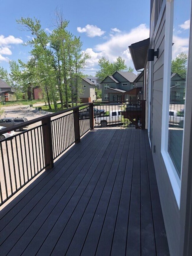 Building Photo - Beautiful Four Corners Condo
