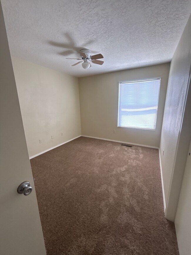 Building Photo - 6405 La Habra Ln NE