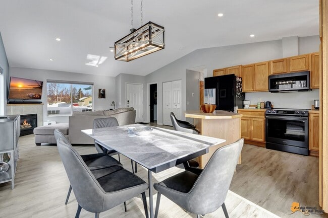 Building Photo - Fully Furnished Three Bedroom Executive Re...