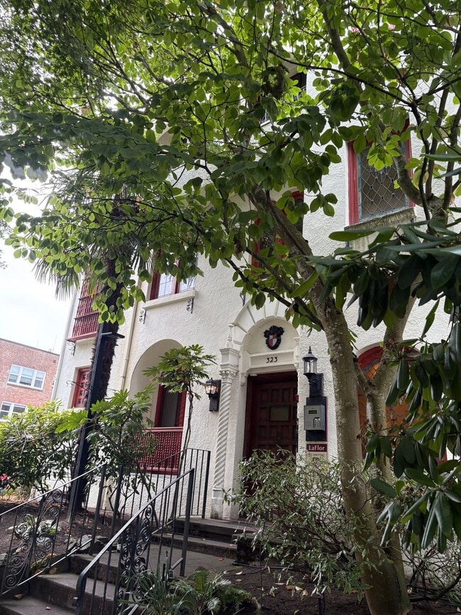 Building Photo - Capitol Hill Studio $1550.00,  W/S/G included. La Flor Condominiums.