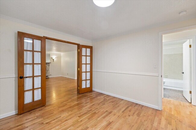 Building Photo - Spacious 3 bed 2.5 bath in Eastgate neighborhood.
