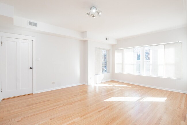 Building Photo - 2136 N Avers Ave