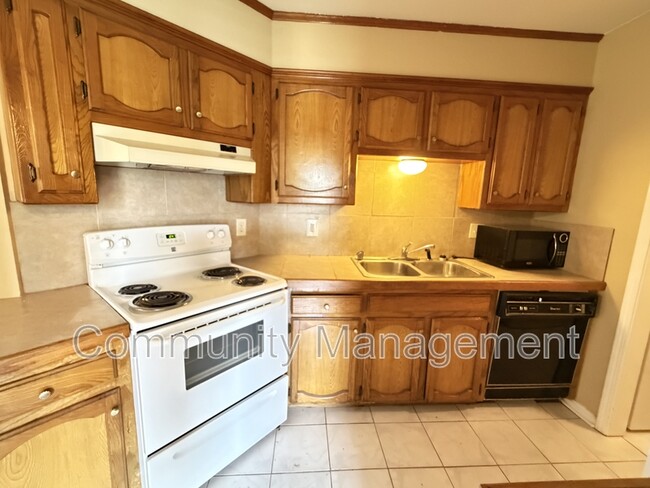 Building Photo - 1314 N Range Ave