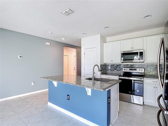 Building Photo - 450 Taft Dr
