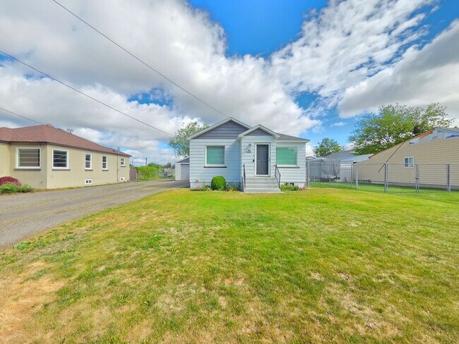 Building Photo - $1,725 - 2 Bed / 1 Bath Charming Home in Spokane Valley