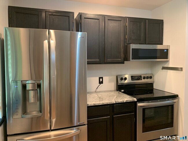 Building Photo - 11 King Arthur Dr