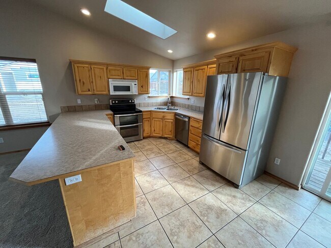 Building Photo - 2901 NE Pinnacle Pl