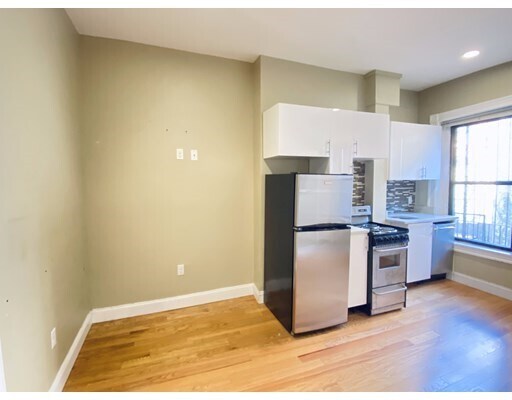 Building Photo - 69 Phillips St