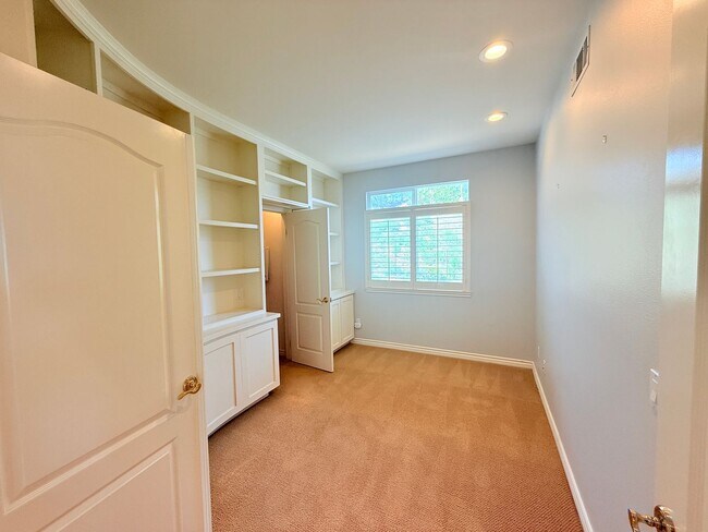 Building Photo - 158 Midbury Hill Rd