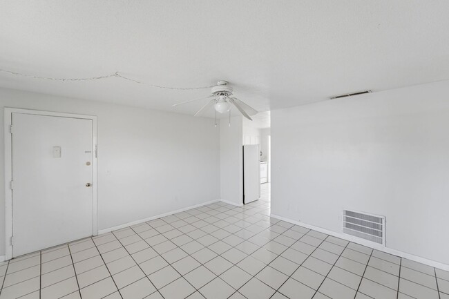 Building Photo - 1655 W Oak Ridge Rd