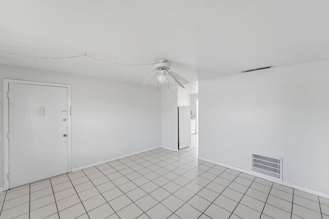 Building Photo - Modern & Spacious 2-Bedroom Apartment in Serene Oakridge Orlando