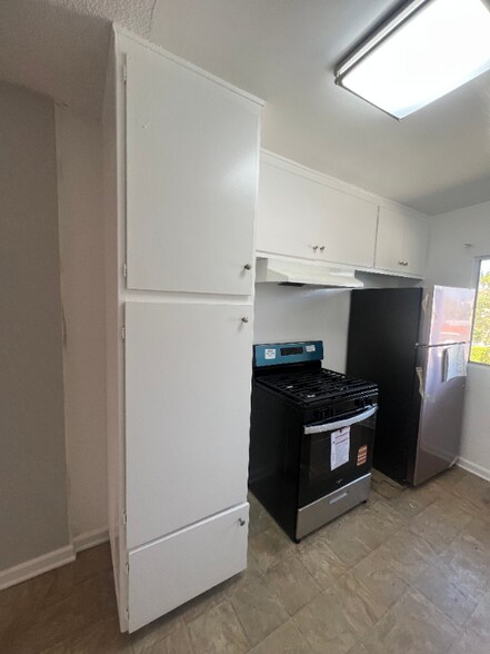 Building Photo - 3945 W 8th St