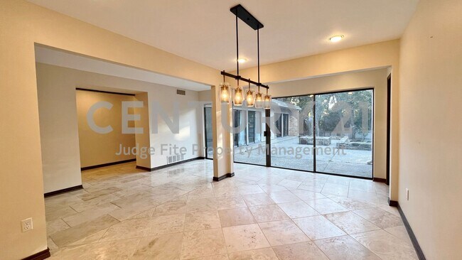 Building Photo - Stunning 4/3/2 Nestled at End of Cul-de-sa...