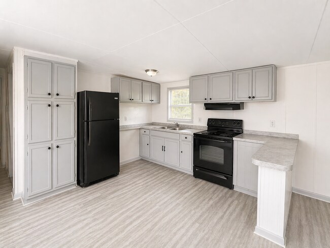 Building Photo - Freshly Updated Single-Wide in Quiet Community!