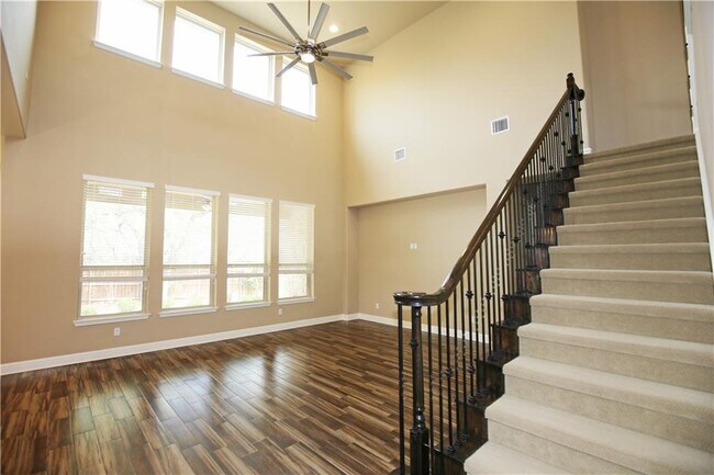 Building Photo - 400 Cheyenne Ln