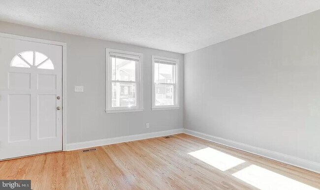 Building Photo - 1046 Elm Rd