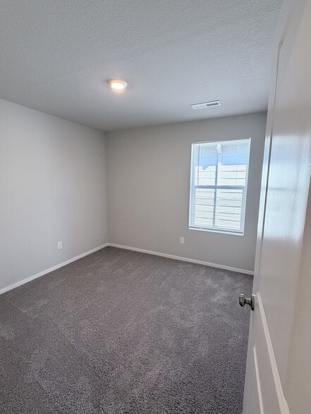 Building Photo - 9452 N Chestnut Ct