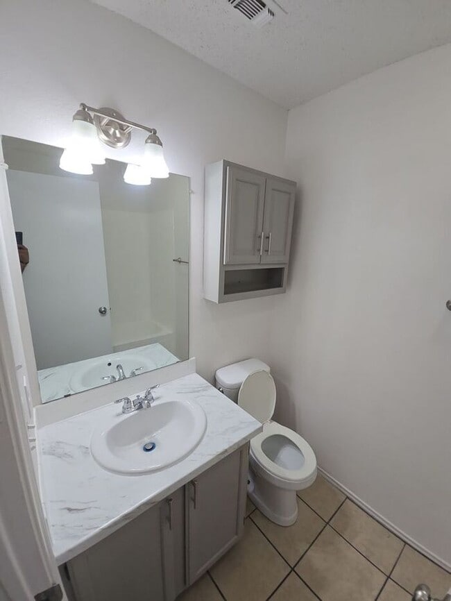 Building Photo - **Updated 2 Bed Home with Covered Carport ...