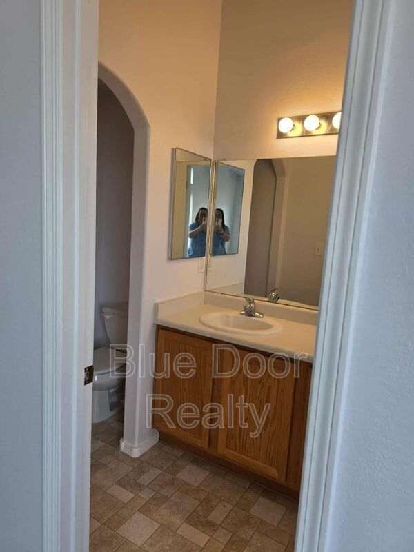 Building Photo - 6244 Vaughn Dr NE