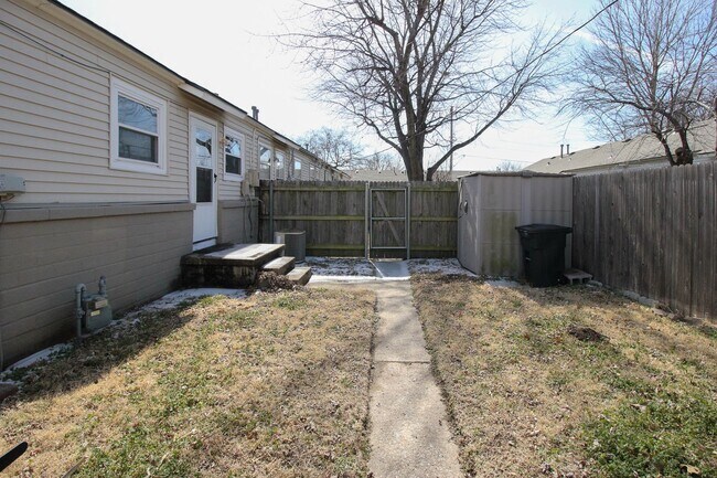 Building Photo - Charming Midtown Condo 2 Blocks From Brookside!