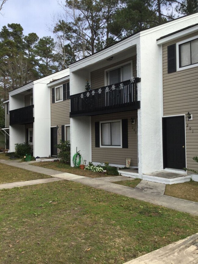 Building Photo - 2 Bedroom Spacious Townhome! with a Balcony
