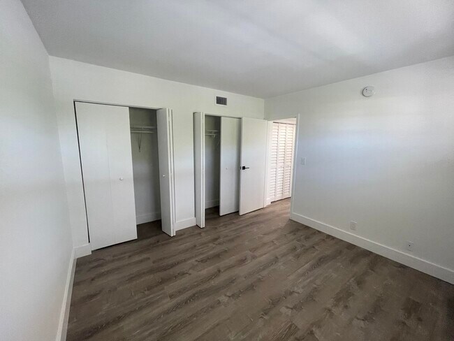 Building Photo - 1005 Country Club Dr