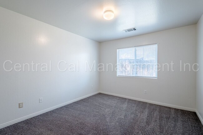 Building Photo - 3 Bedroom/2 Bath Home with an office in th...