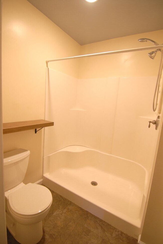 Building Photo - Mid-century style 3 bedroom 2 bath brick r...