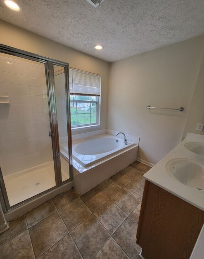Building Photo - SPACIOUS 3-Level Townhome in Winston's Choice