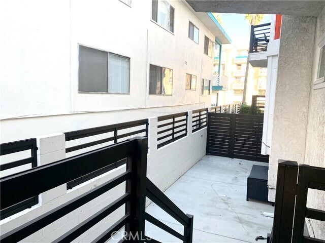 Building Photo - 425 S Catalina Ave