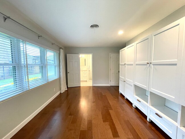 Building Photo - 6 month lease- AVAIL IN AUGUST- Immaculate...