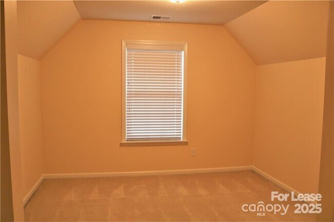 Building Photo - 913 Lillieshall Rd