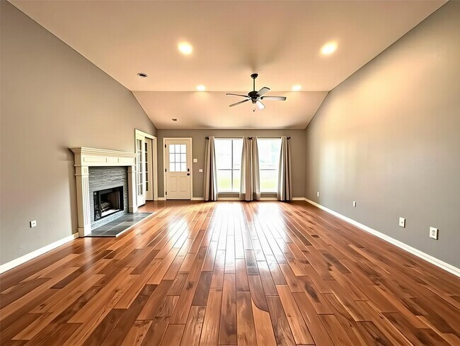 Building Photo - 1423 Greenway Village Dr