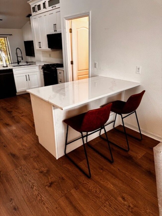 Building Photo - Beautiful 3 bedroom 2 bathroom home availa...
