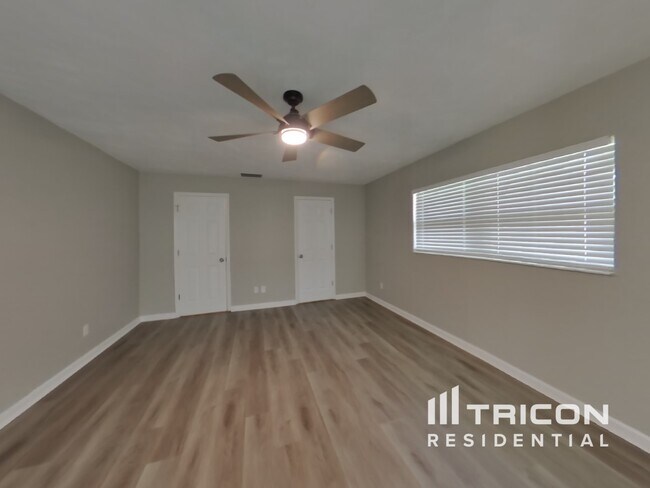 Building Photo - 528 Hamlet Dr