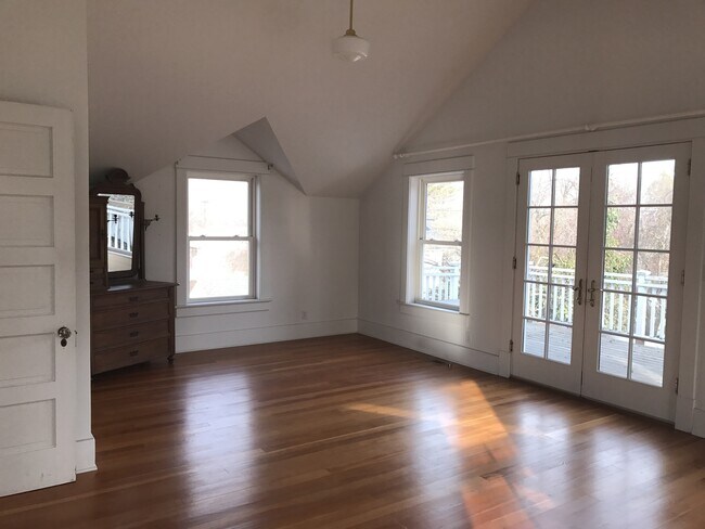 Building Photo - Large, Centrally Located Craftsman Home in...