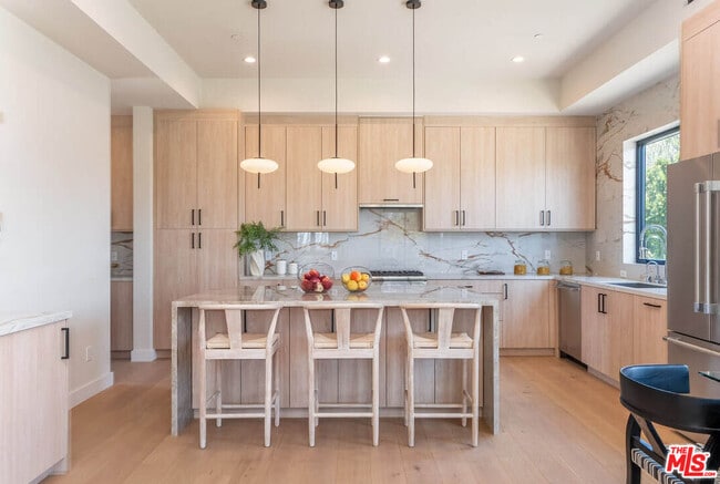 Building Photo - 1861 Barry Ave