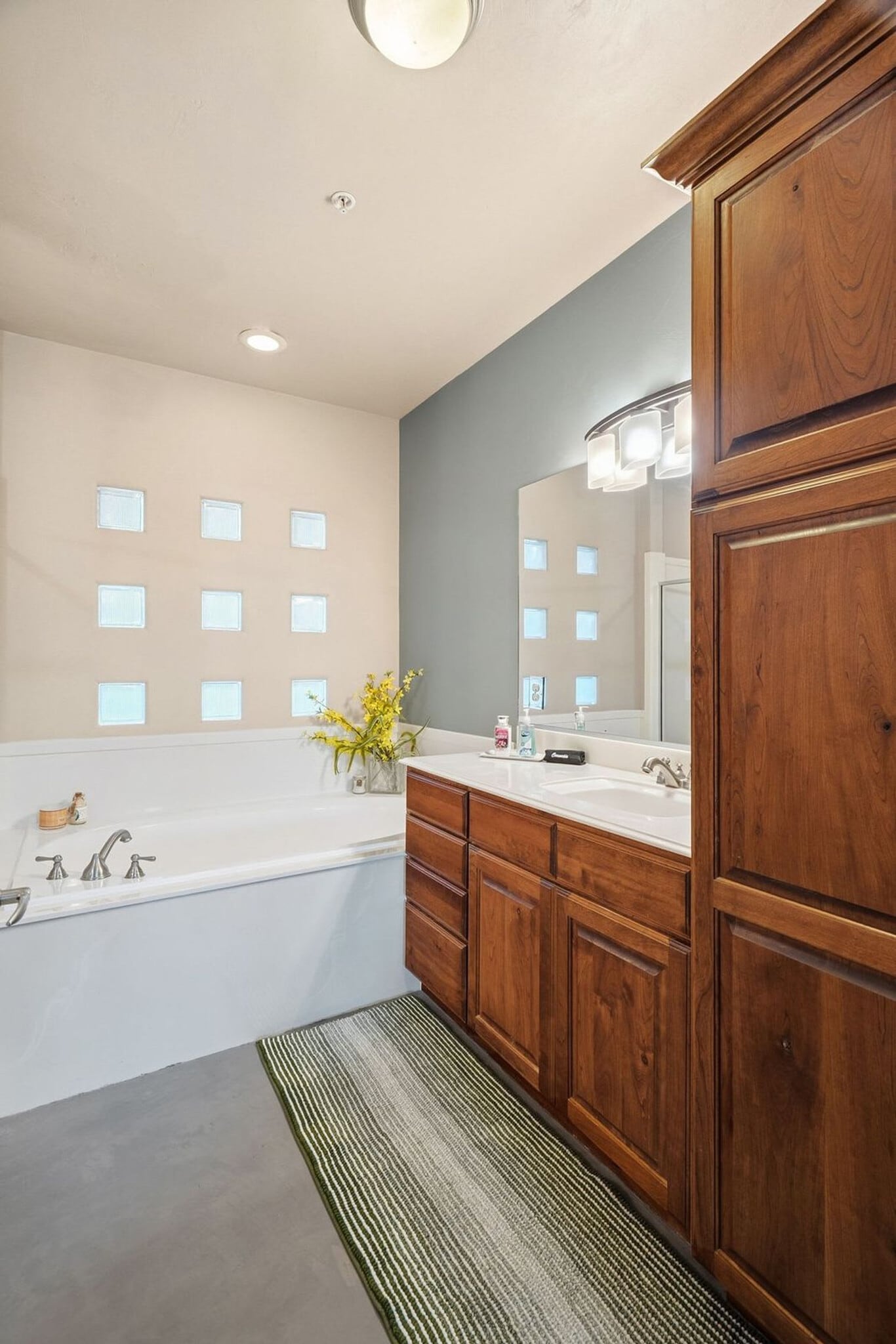 Building Photo - 225 N Country Ln