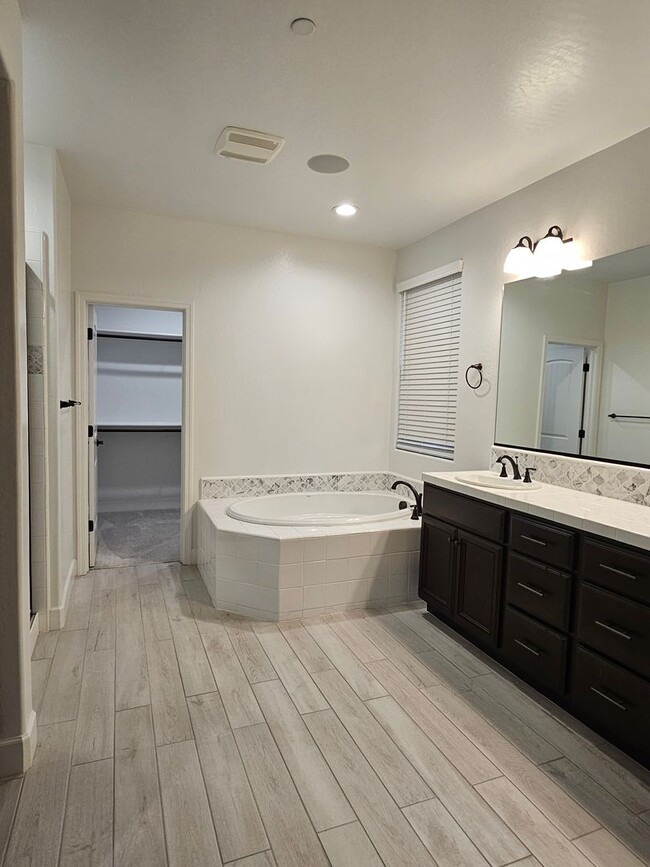 Building Photo - Beautiful Home in Gated Community