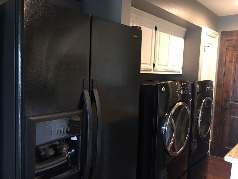 Building Photo - 2102 W Bear Creek Rd