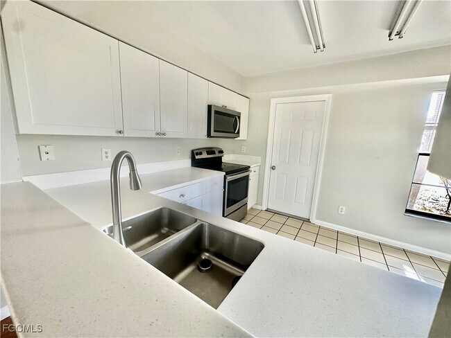 Building Photo - 221 SW 34th Terrace