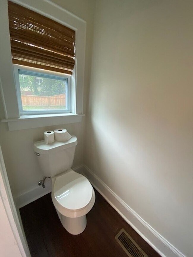 Building Photo - Georgous 5 bedroom 2.5 bath home in Downto...