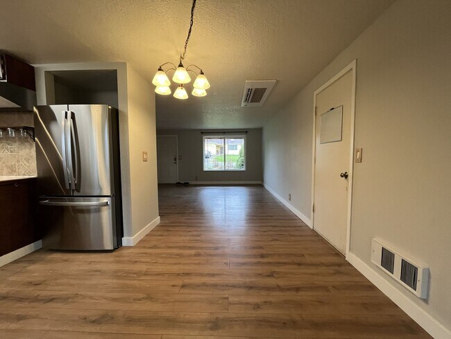 Building Photo - Beautifully Maintained Single-Level 3 Bedroom Home in North Plains Featuring Flexible Living Spac...