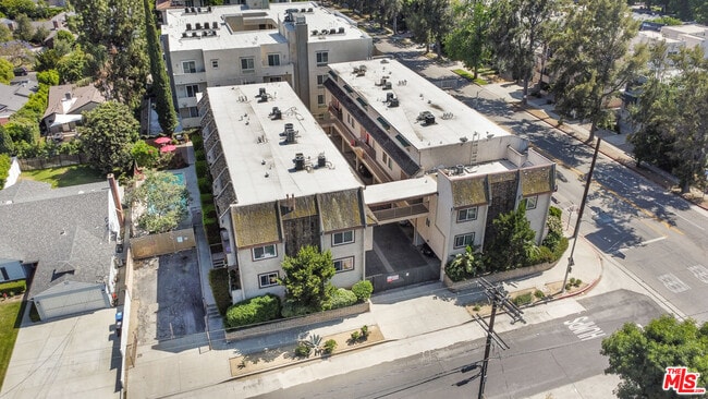 Building Photo - 4660 Coldwater Canyon Ave