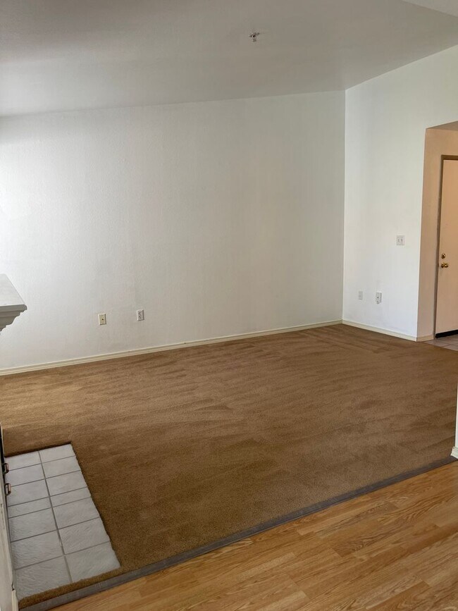 Building Photo - Exceptional, Top-Floor, Corner Renton Cond...