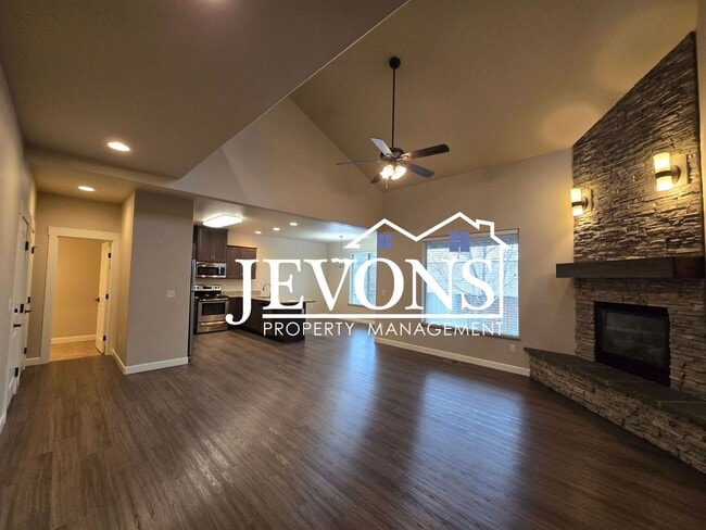 Building Photo - Charming 3 bedrooms homes with two-car garage, fully fenced backyard, minutes away from Yakima Va...