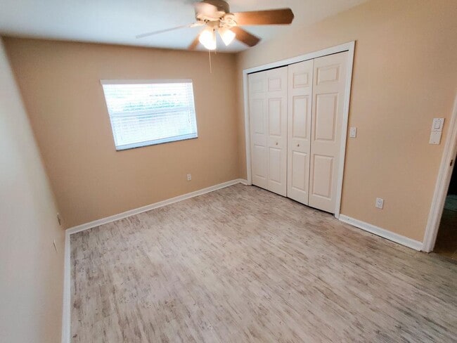 Building Photo - 615 Fox Valley Dr